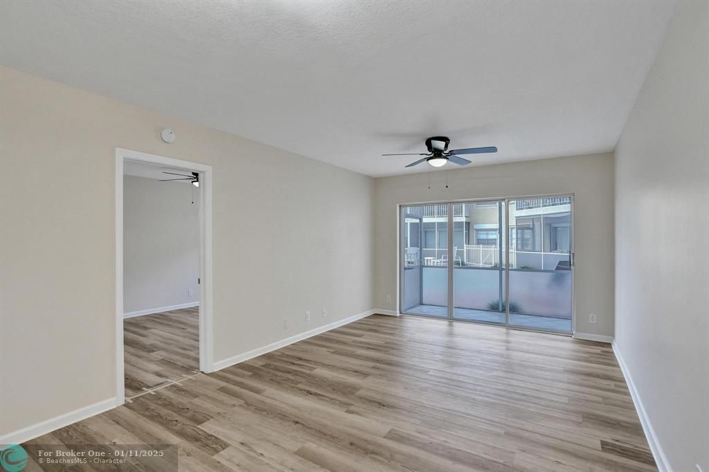 For Sale: $285,000 (1 beds, 1 baths, 750 Square Feet)