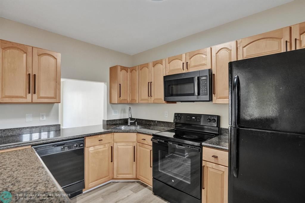 For Sale: $285,000 (1 beds, 1 baths, 750 Square Feet)