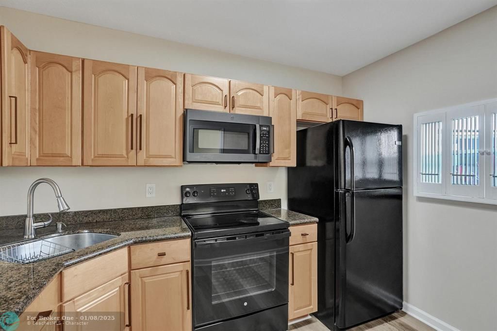 For Sale: $285,000 (1 beds, 1 baths, 750 Square Feet)