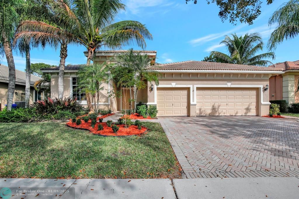 For Sale: $890,000 (5 beds, 3 baths, 2834 Square Feet)