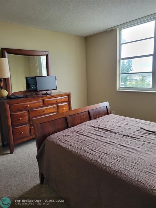 For Rent: $2,500 (1 beds, 1 baths, 985 Square Feet)