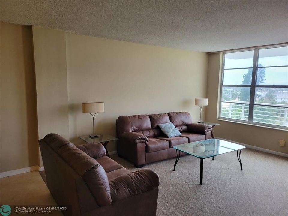 For Rent: $2,500 (1 beds, 1 baths, 985 Square Feet)