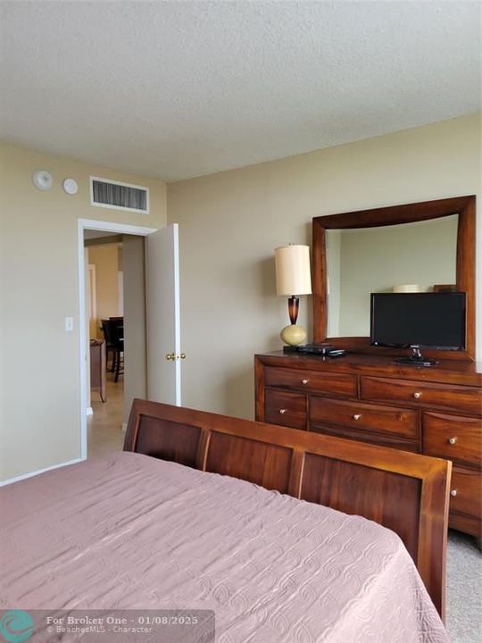 For Rent: $2,500 (1 beds, 1 baths, 985 Square Feet)