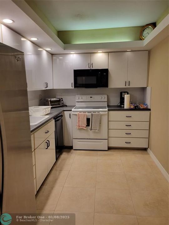 For Rent: $2,500 (1 beds, 1 baths, 985 Square Feet)