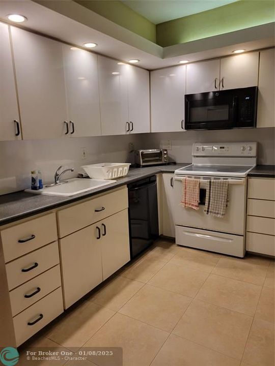 For Rent: $2,500 (1 beds, 1 baths, 985 Square Feet)