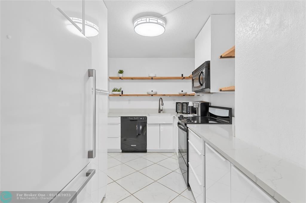 For Sale: $415,000 (2 beds, 2 baths, 993 Square Feet)