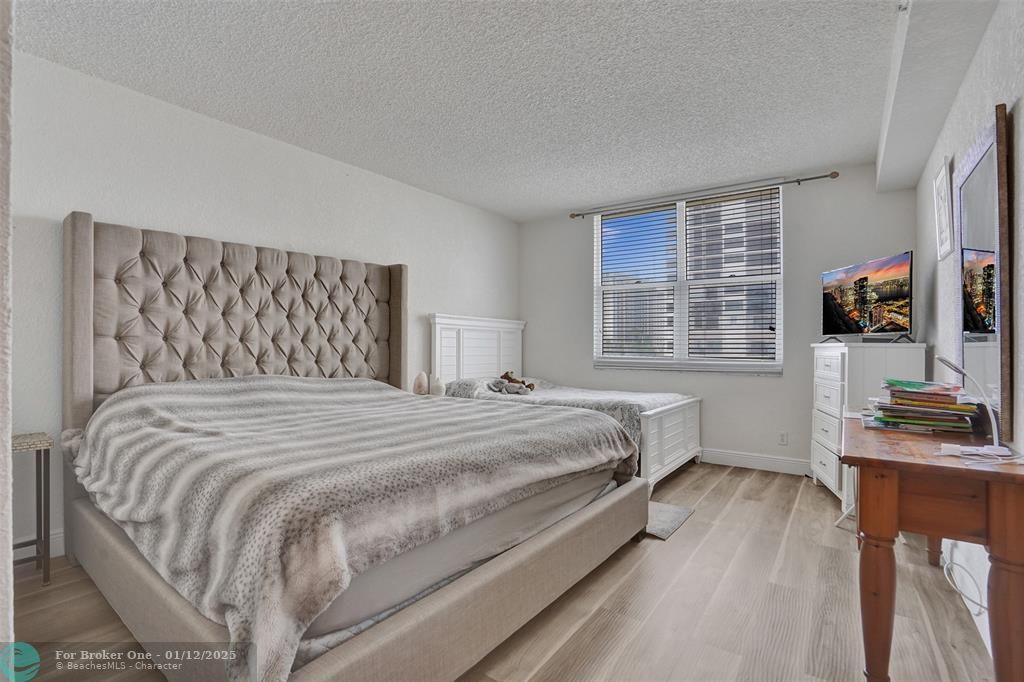 For Sale: $425,000 (1 beds, 1 baths, 745 Square Feet)