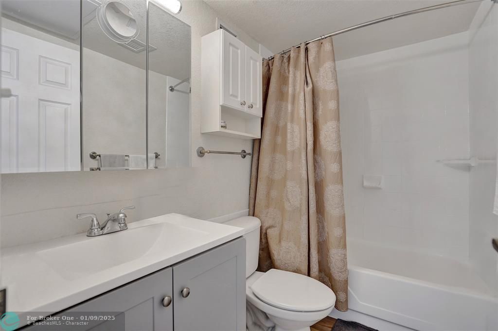 For Sale: $425,000 (1 beds, 1 baths, 745 Square Feet)