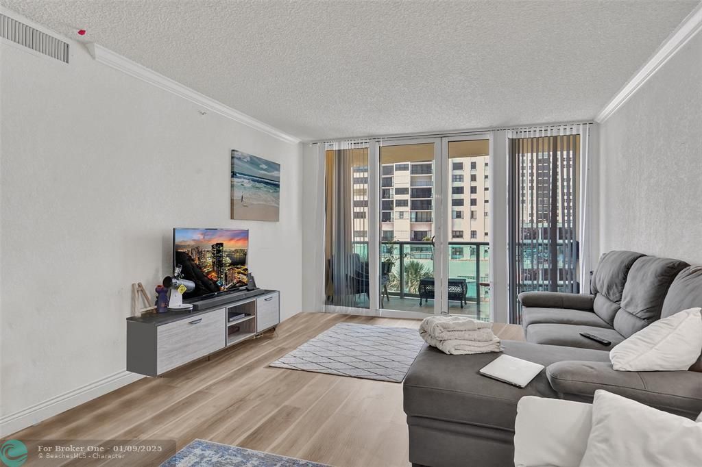 For Sale: $425,000 (1 beds, 1 baths, 745 Square Feet)