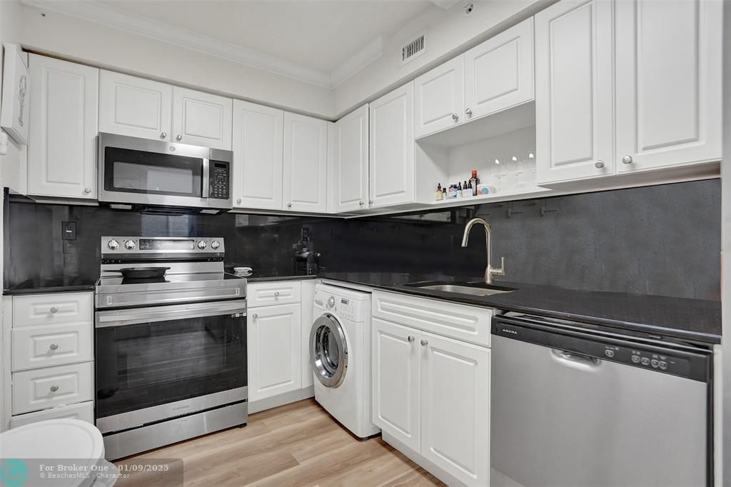 For Sale: $425,000 (1 beds, 1 baths, 745 Square Feet)