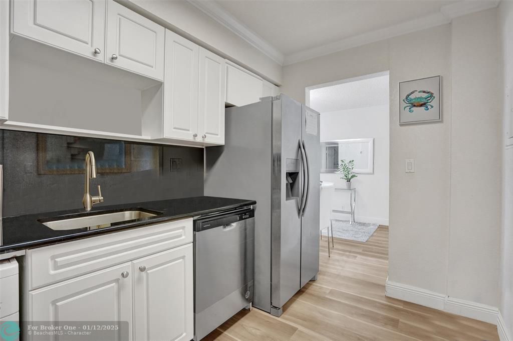 For Sale: $425,000 (1 beds, 1 baths, 745 Square Feet)