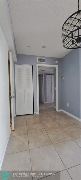 For Rent: $2,400 (2 beds, 1 baths, 938 Square Feet)