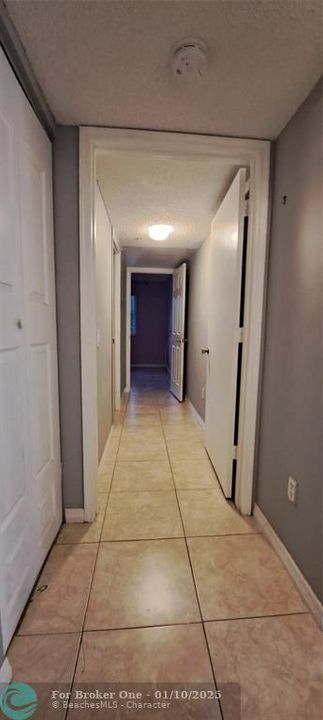 For Rent: $2,400 (2 beds, 1 baths, 938 Square Feet)