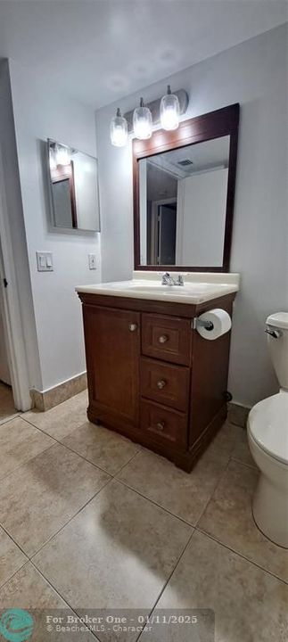 For Rent: $2,400 (2 beds, 1 baths, 938 Square Feet)