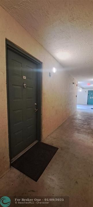 For Rent: $2,400 (2 beds, 1 baths, 938 Square Feet)