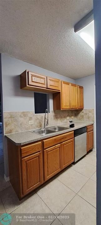 For Rent: $2,400 (2 beds, 1 baths, 938 Square Feet)