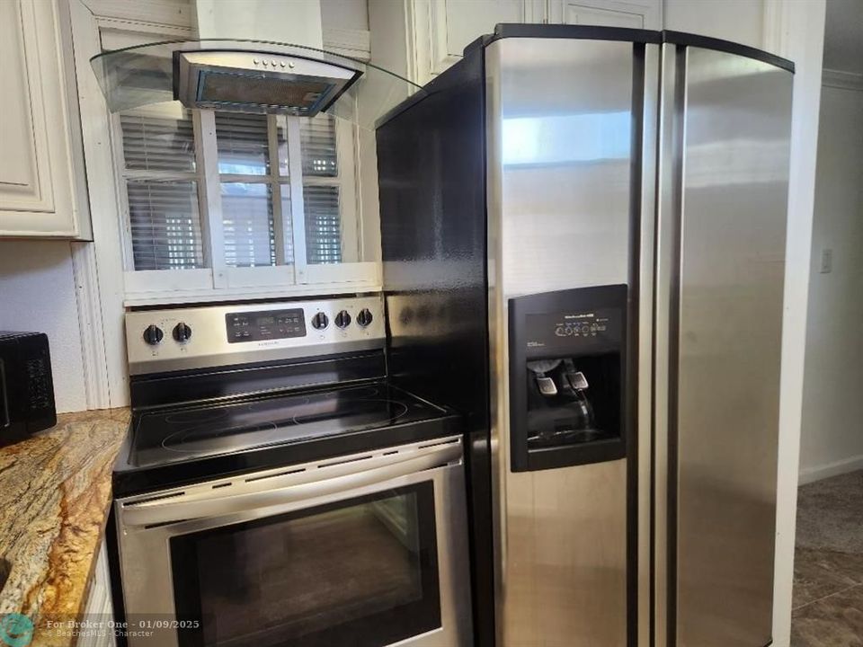 For Sale: $119,000 (1 beds, 1 baths, 877 Square Feet)