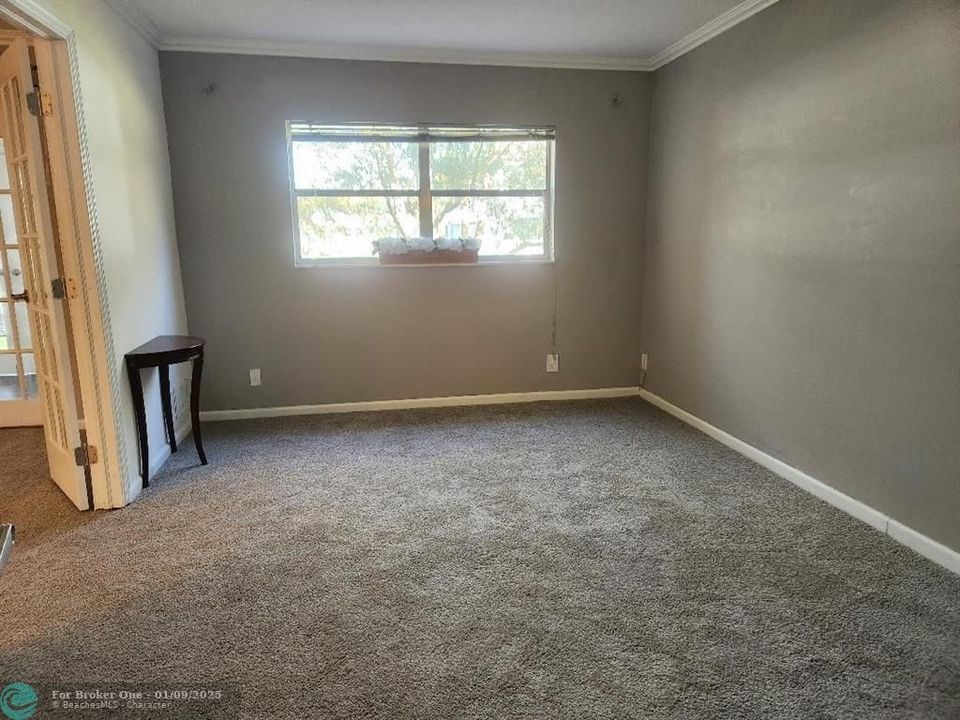 For Sale: $119,000 (1 beds, 1 baths, 877 Square Feet)