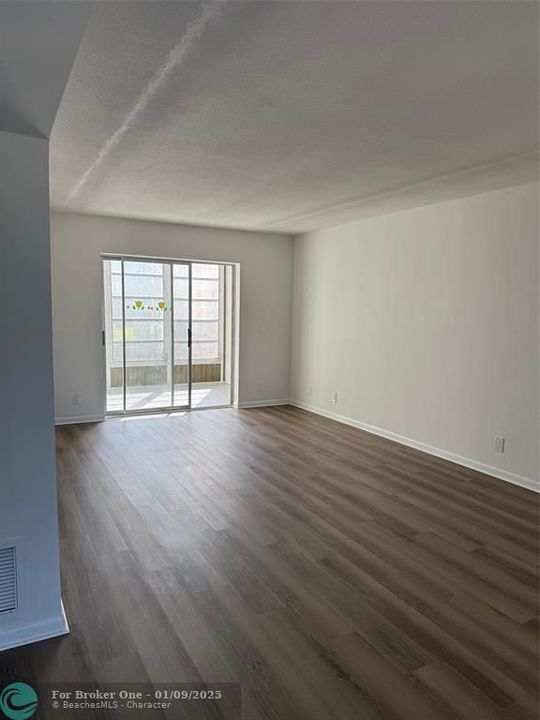 For Rent: $1,500 (1 beds, 1 baths, 758 Square Feet)