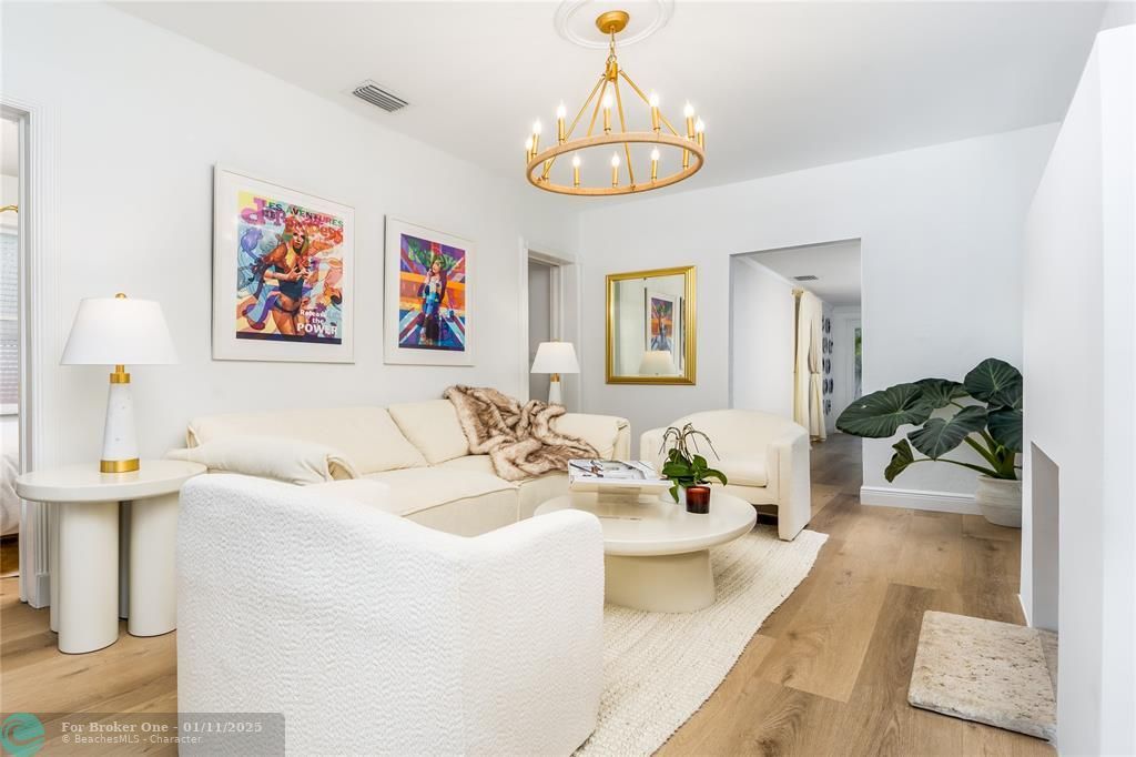 For Sale: $775,000 (2 beds, 1 baths, 928 Square Feet)