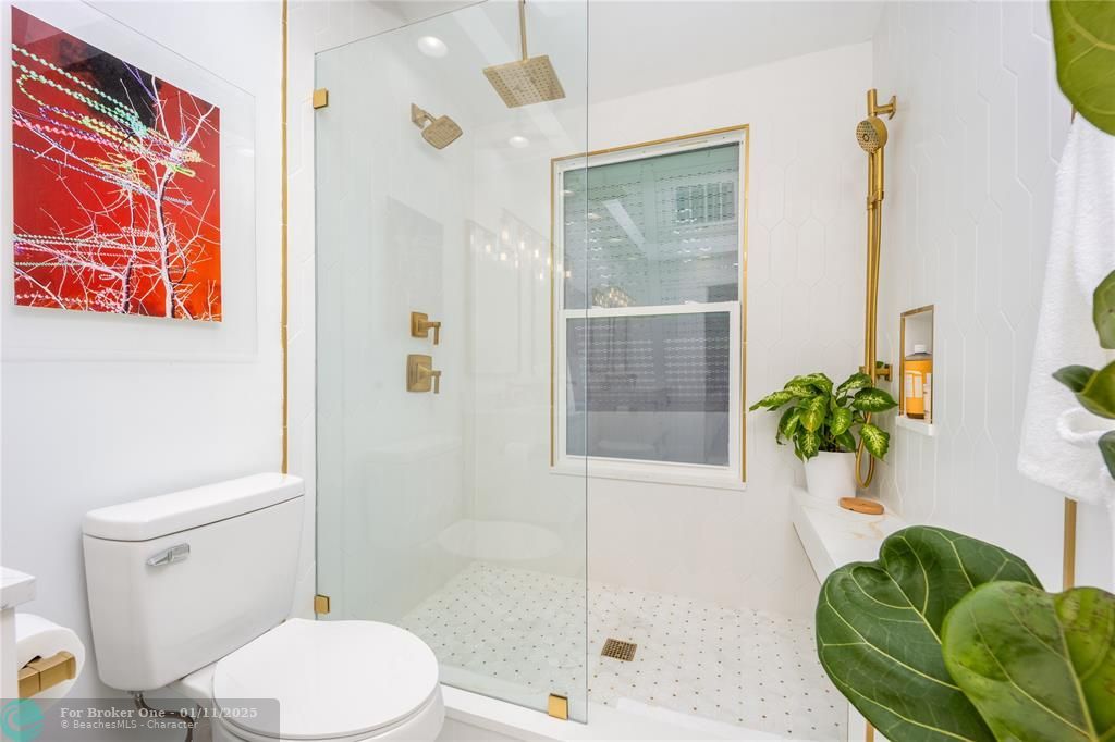 For Sale: $775,000 (2 beds, 1 baths, 928 Square Feet)