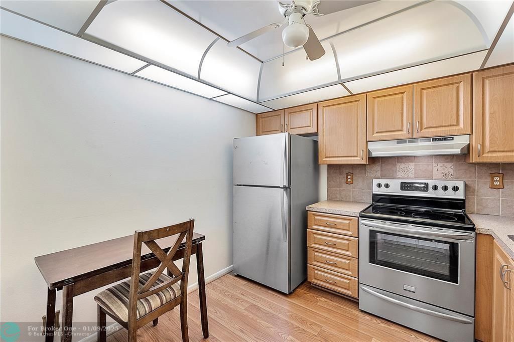 For Rent: $2,200 (2 beds, 2 baths, 1013 Square Feet)