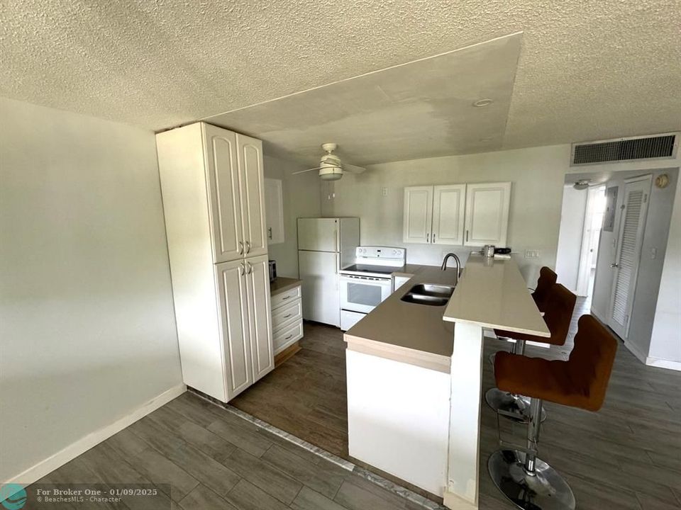 For Rent: $1,950 (2 beds, 1 baths, 875 Square Feet)