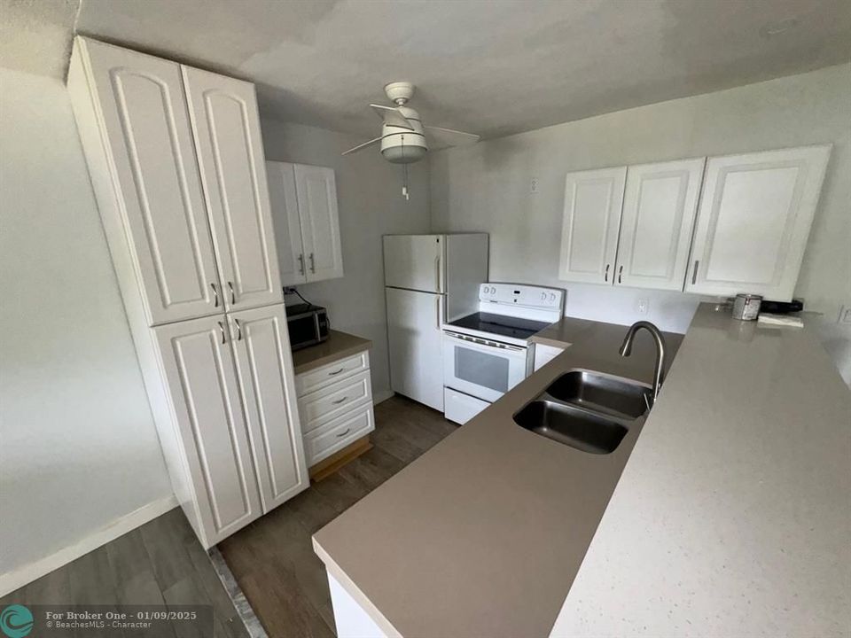 For Rent: $1,950 (2 beds, 1 baths, 875 Square Feet)