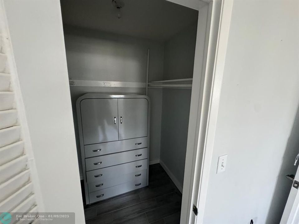 For Rent: $1,950 (2 beds, 1 baths, 875 Square Feet)