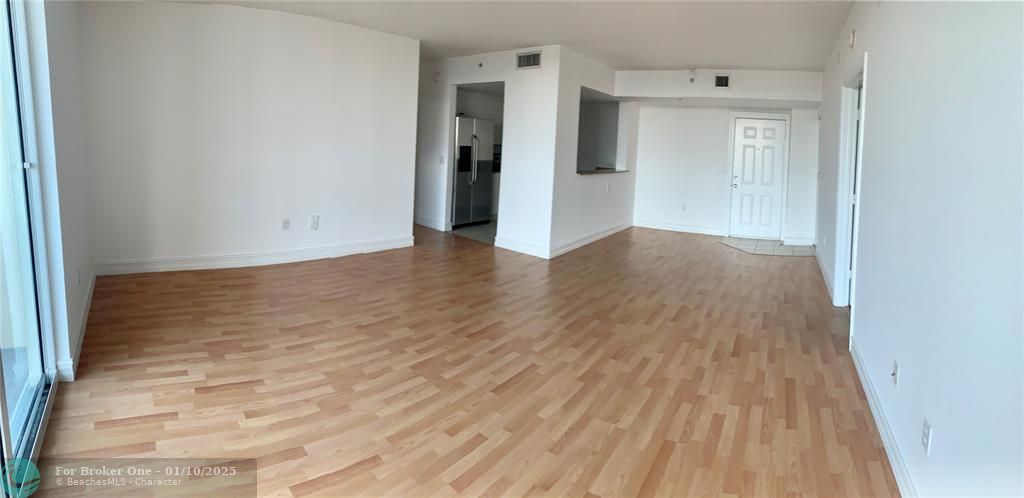 For Rent: $2,700 (2 beds, 2 baths, 965 Square Feet)