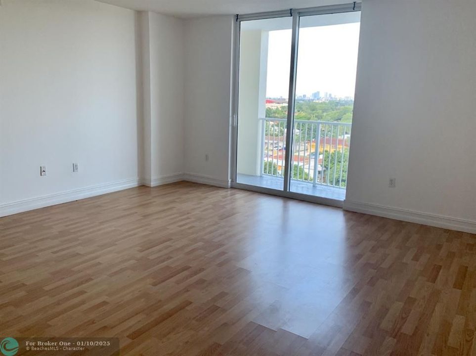 For Rent: $2,700 (2 beds, 2 baths, 965 Square Feet)