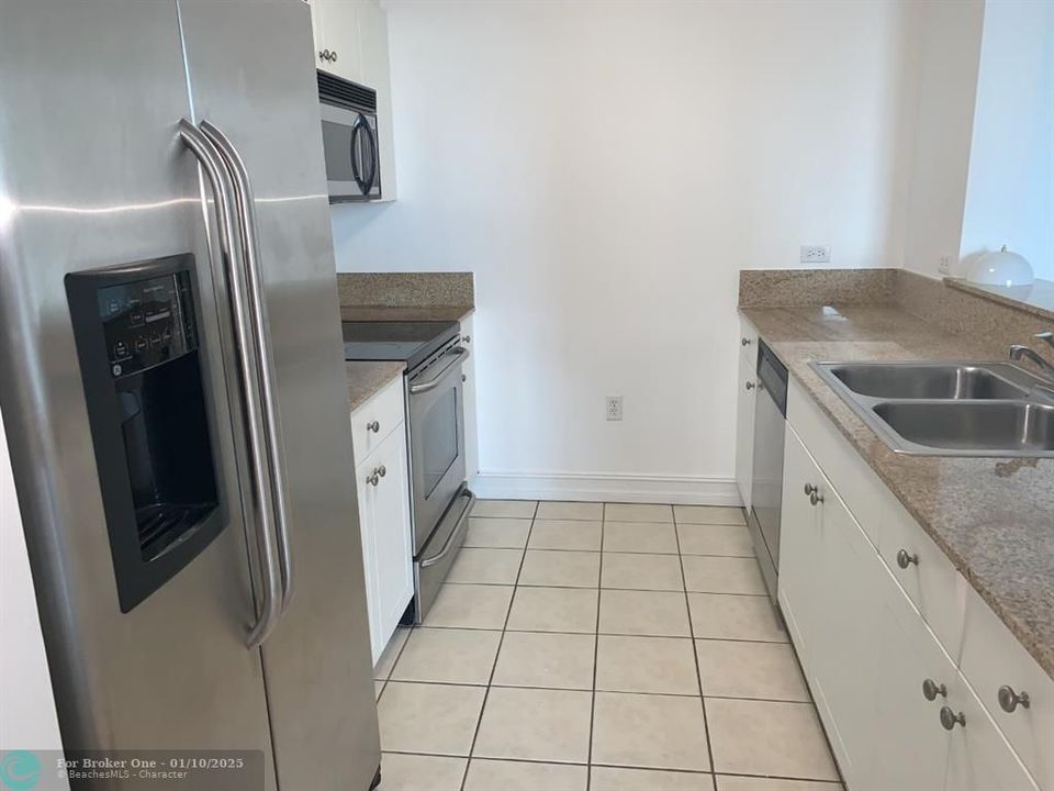 For Rent: $2,700 (2 beds, 2 baths, 965 Square Feet)