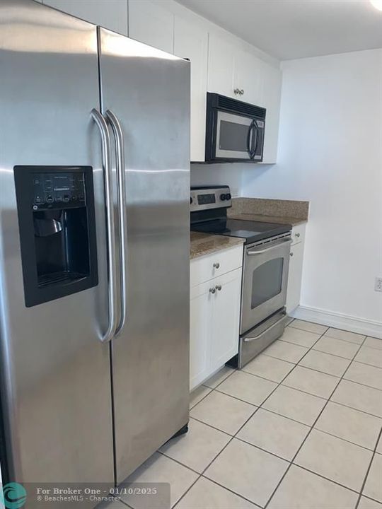 For Rent: $2,700 (2 beds, 2 baths, 965 Square Feet)