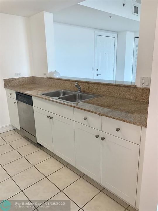 For Rent: $2,700 (2 beds, 2 baths, 965 Square Feet)