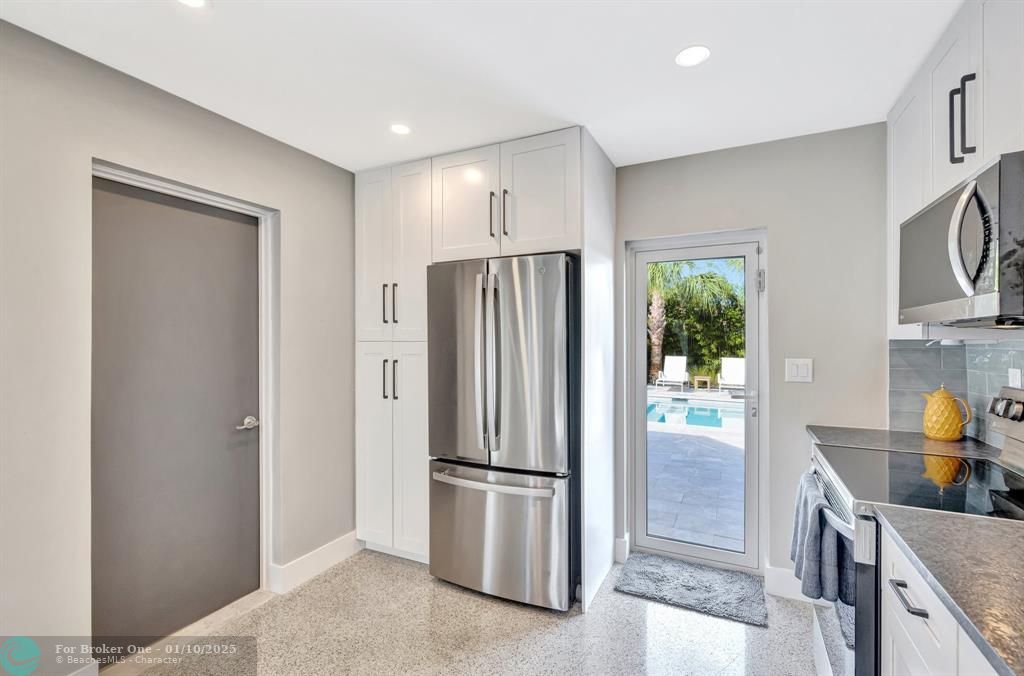 For Sale: $535,000 (2 beds, 2 baths, 840 Square Feet)