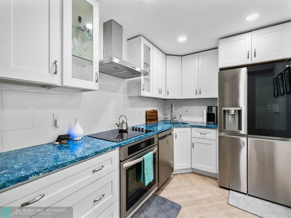 For Sale: $499,950 (2 beds, 2 baths, 933 Square Feet)