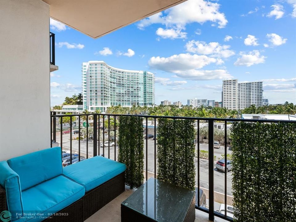 For Sale: $499,950 (2 beds, 2 baths, 933 Square Feet)