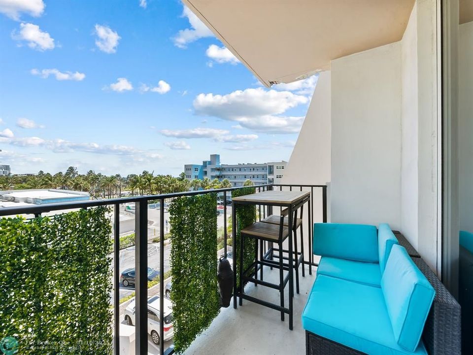 For Sale: $499,950 (2 beds, 2 baths, 933 Square Feet)