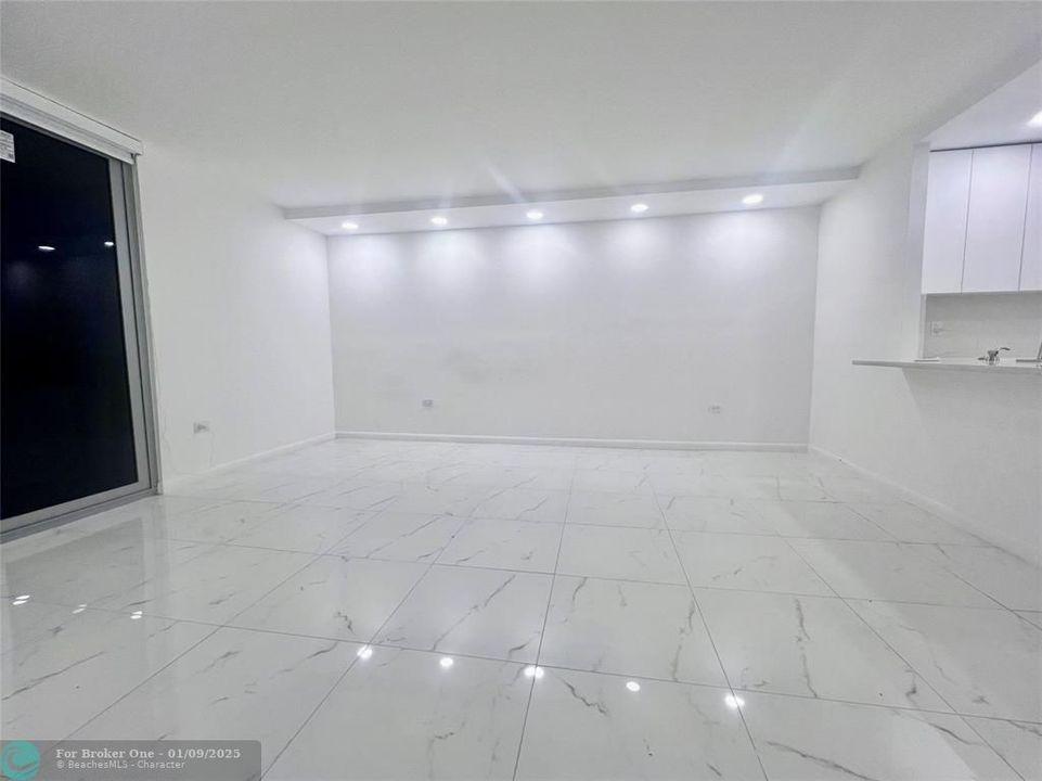 En Venta: $415,000 (1 camas, 1 baños, 844 Pies cuadrados)