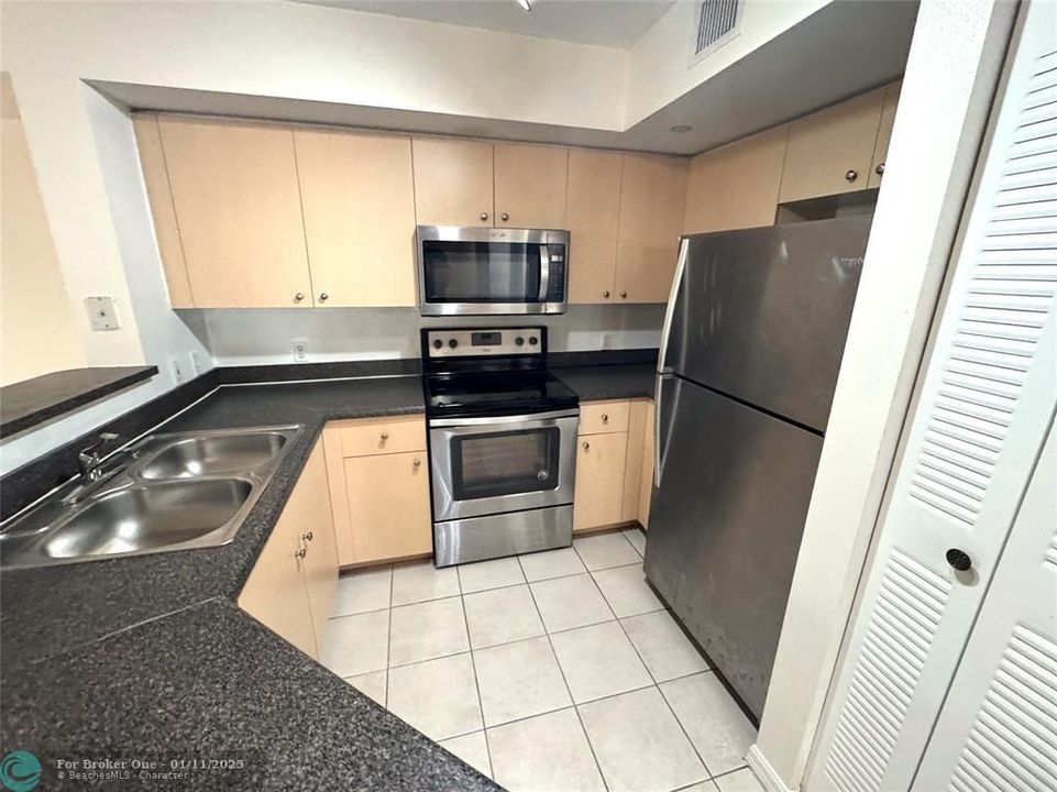 For Rent: $1,950 (2 beds, 2 baths, 1060 Square Feet)