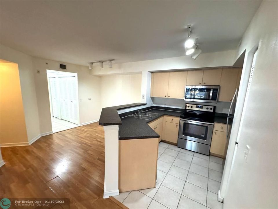 For Rent: $1,950 (2 beds, 2 baths, 1060 Square Feet)