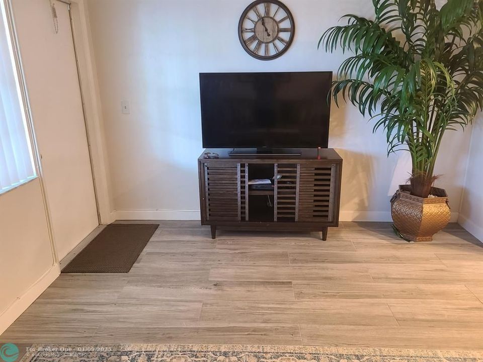 For Rent: $1,800 (1 beds, 1 baths, 650 Square Feet)