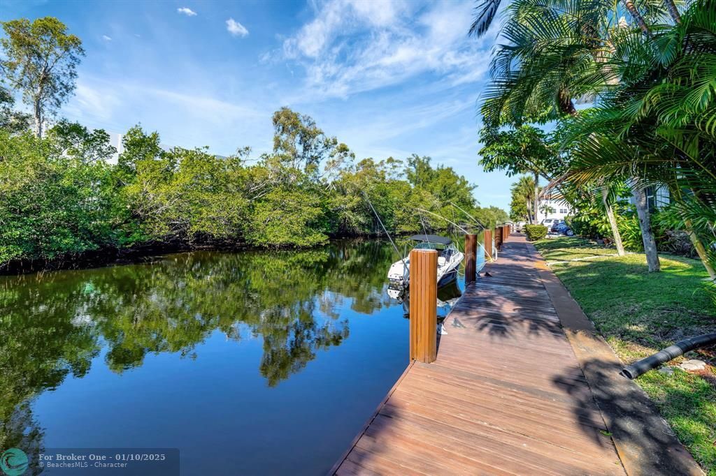 For Sale: $256,000 (2 beds, 2 baths, 910 Square Feet)