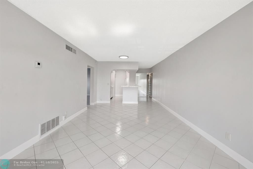 For Sale: $256,000 (2 beds, 2 baths, 910 Square Feet)