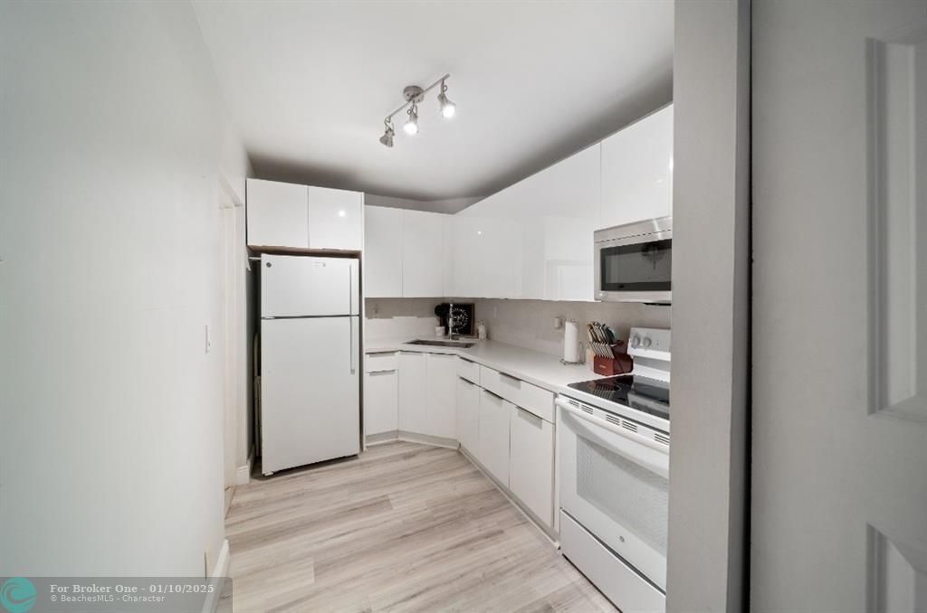 For Rent: $1,800 (1 beds, 1 baths, 760 Square Feet)