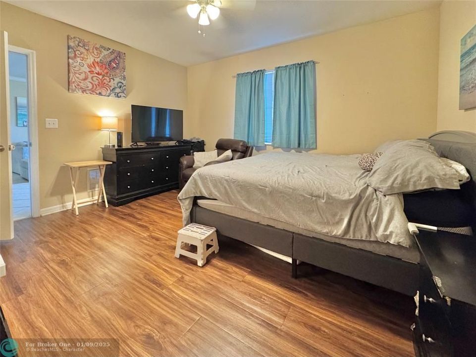 For Sale: $295,000 (2 beds, 2 baths, 1262 Square Feet)