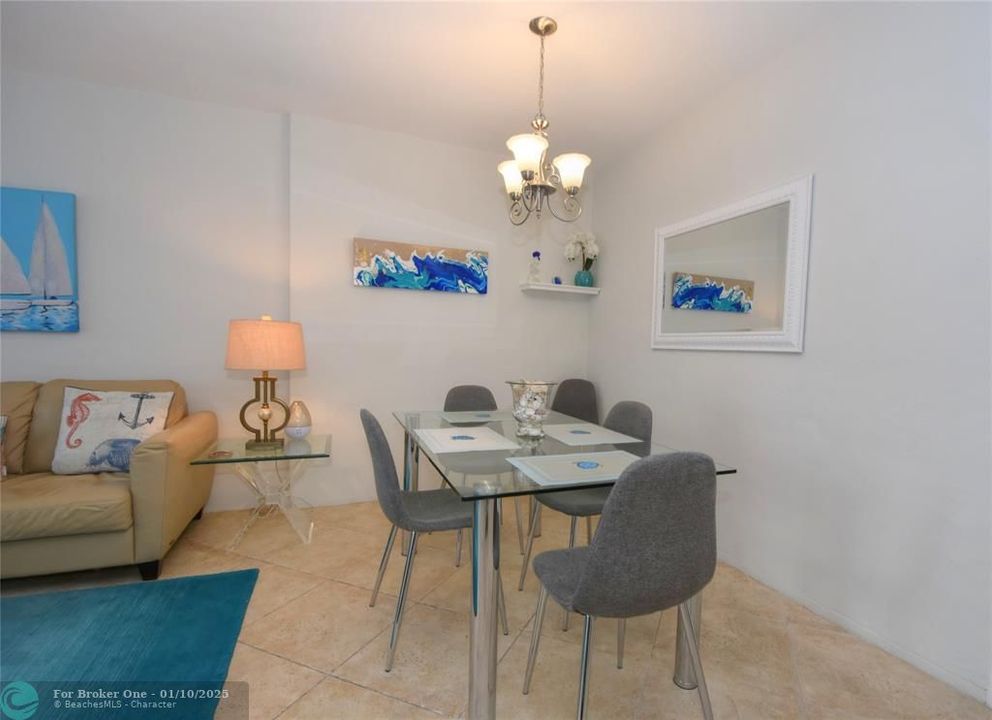 For Sale: $295,000 (1 beds, 1 baths, 802 Square Feet)