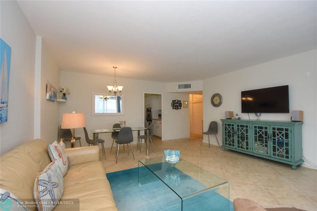 For Sale: $295,000 (1 beds, 1 baths, 802 Square Feet)