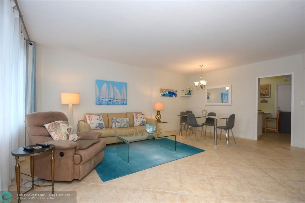 For Sale: $295,000 (1 beds, 1 baths, 802 Square Feet)