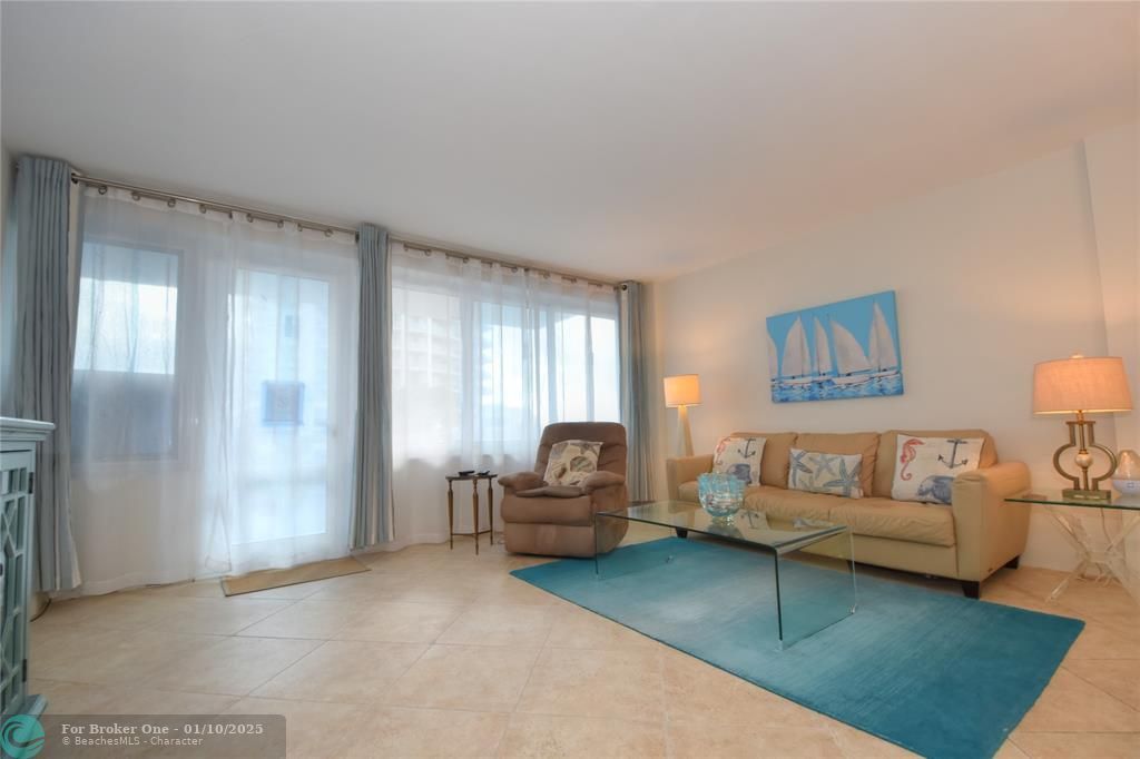 For Sale: $295,000 (1 beds, 1 baths, 802 Square Feet)